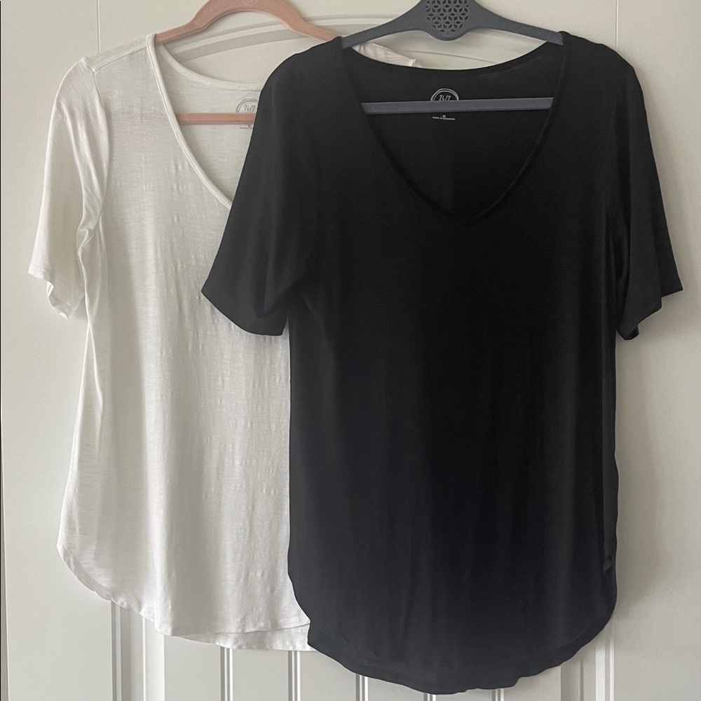 Maurices 24/7 Set of Black and White V-Neck Short Sleeve Tees Medium